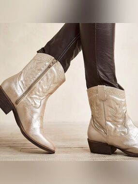 Coconuts by Matisse "Pistol" Western Boots in metallic silver